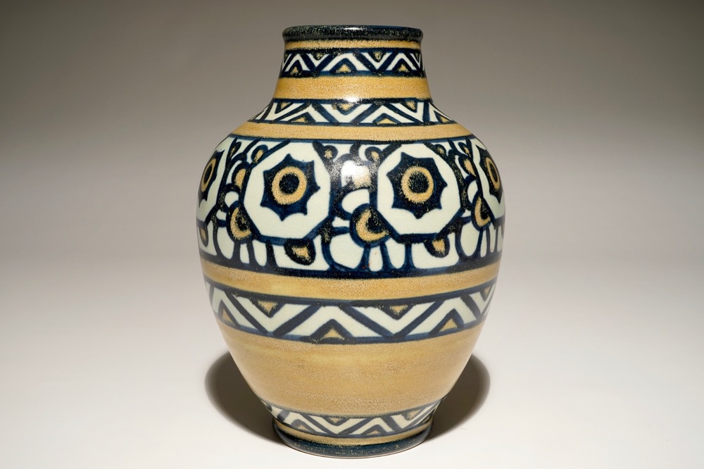 Un vase en gr&egrave;s aux fleurs stylis&eacute;es, Charles Catteau pour Boch Fr&egrave;res Keramis, ca. 1924