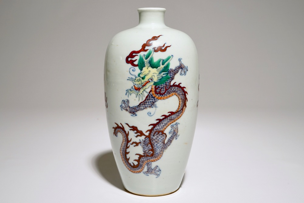 Een Chinese doucai &quot;draken&quot; meiping vaas, 20e eeuw