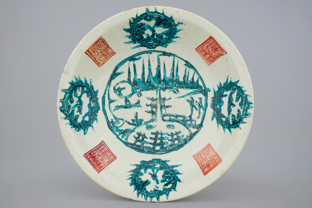 Un plat en porcelaine de Chine, dit de Swatow, &agrave; d&eacute;cor d'une pagode, Ming
