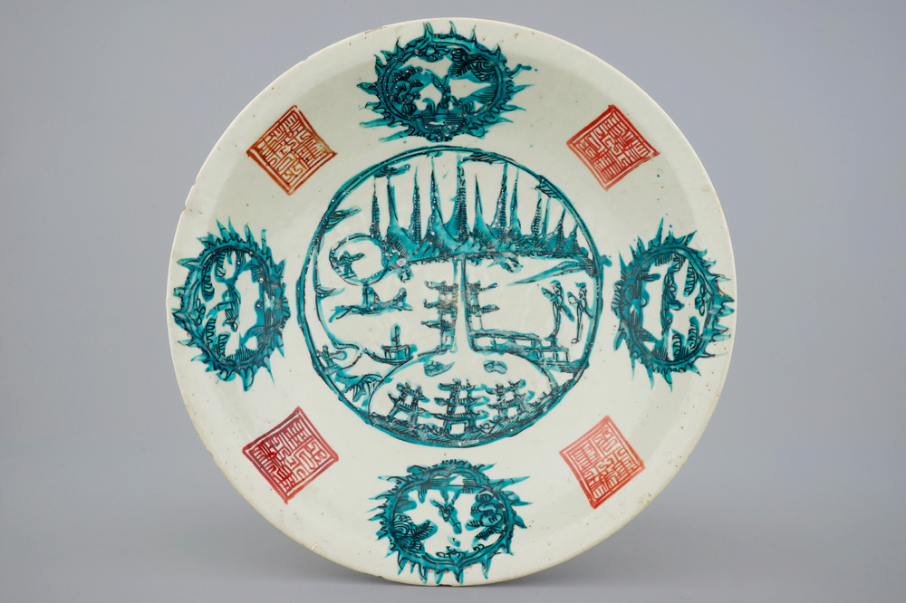 Een Chinese Zhangzhou of Swatow schotel met &quot;Gespleten Pagode&quot;, Ming