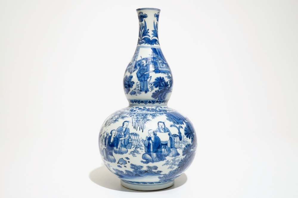 Un vase de forme double gourde avec lettr&eacute;s en porcelaine de Chine bleu et blanc, &eacute;poque Transition, Chongzhen