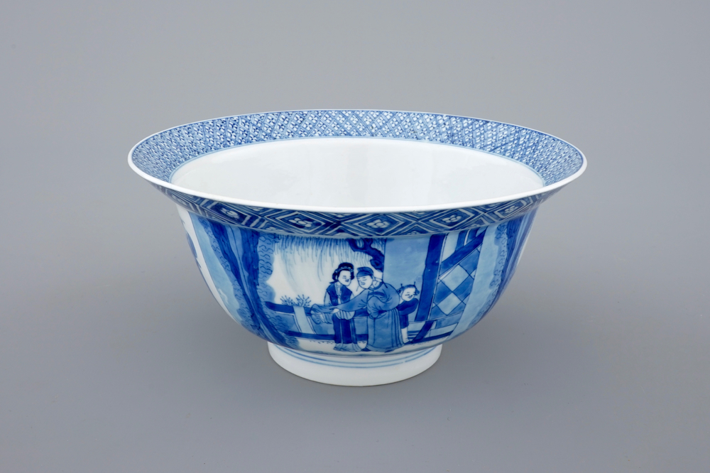Un bol en porcelaine de Chine bleu et blanc de type &quot;Klapmuts&quot;, marque et p&eacute;riode de Kangxi