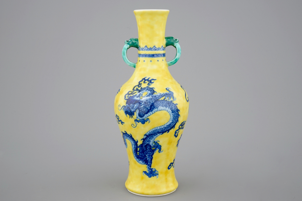 Un vase en porcelaine de Chine &agrave; d&eacute;cor d'un dragon en bleu et blanc sur fond jaune, 19/20&egrave;me