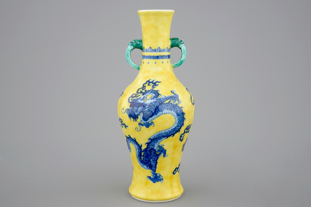 A Chinese porcelain vase with a blue dragon on a yellow ground, 19/20th C.