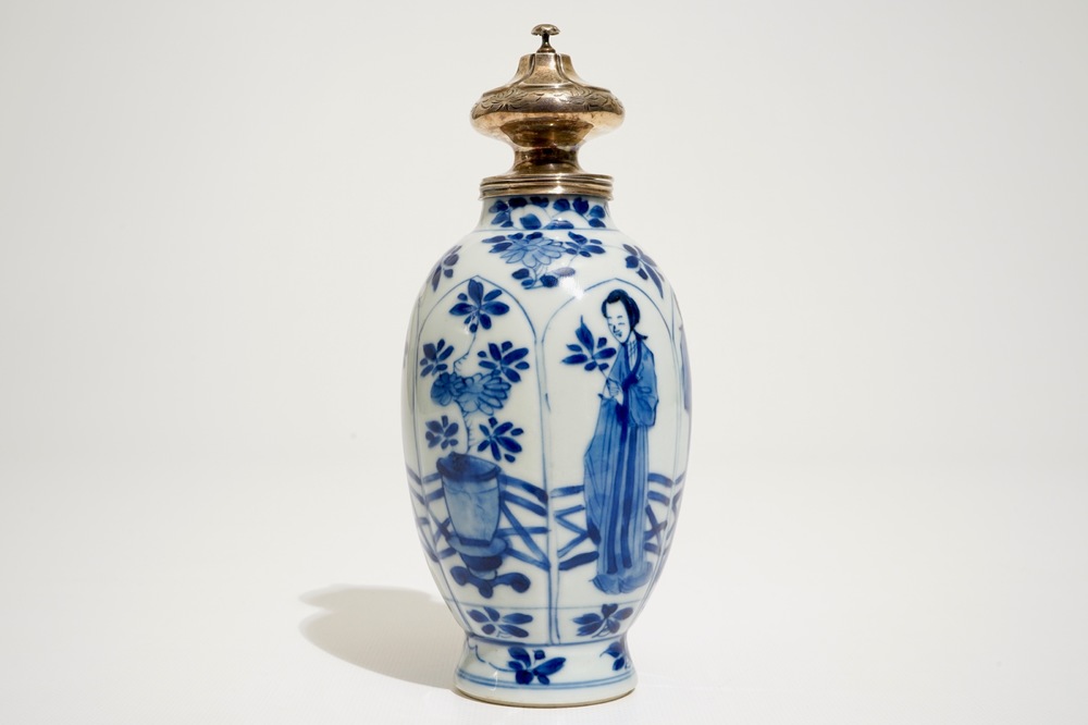 Une bo&icirc;te &agrave; th&eacute; en porcelaine de Chine bleu et blanc mont&eacute; d'argent, Kangxi