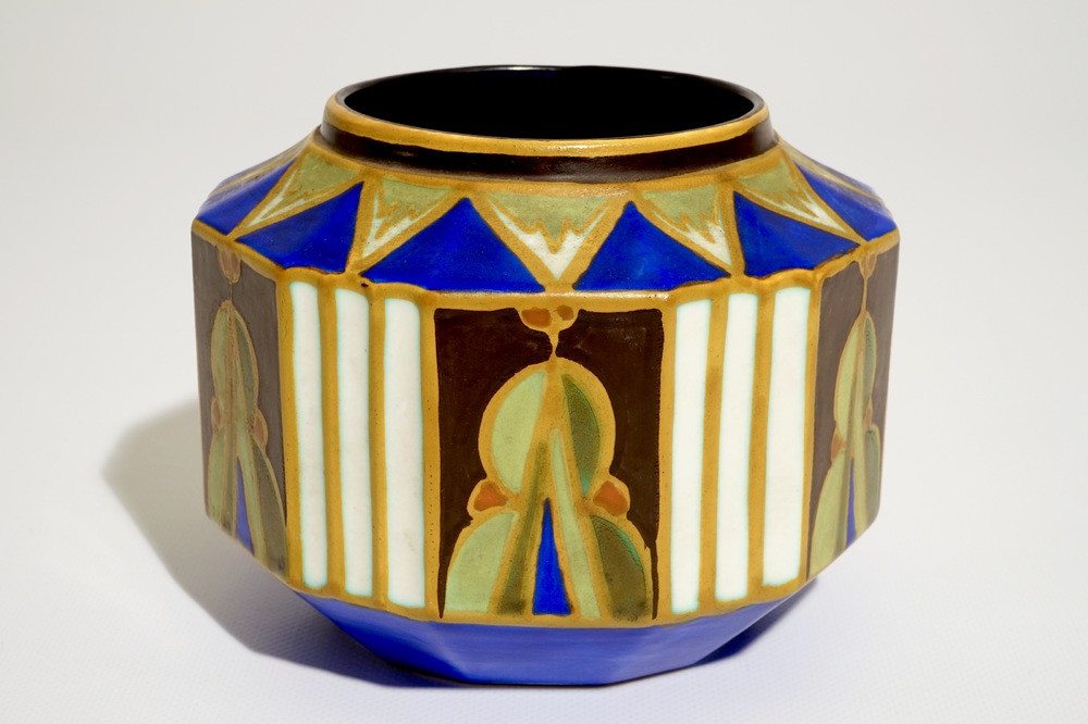 Un prototype d'un vase &agrave; d&eacute;cor g&eacute;om&eacute;trique, Marcel Bourdon et Charles Catteau pour Boch Fr&egrave;res Keramis, ca. 1927