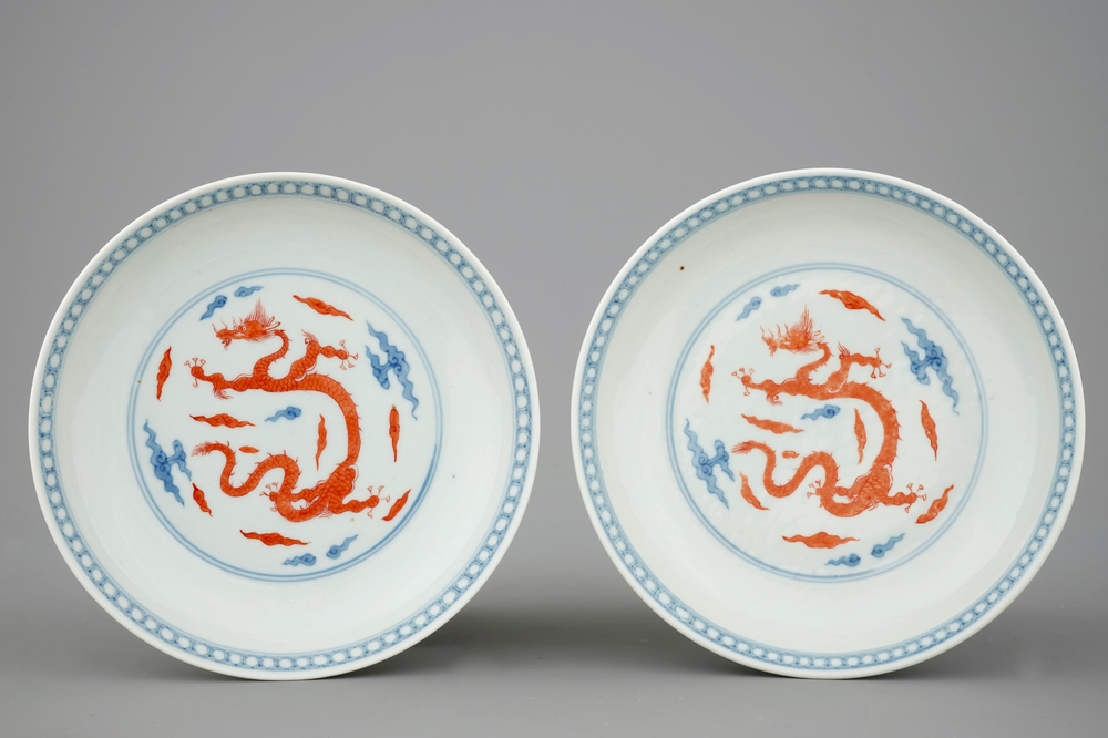 Een paar Chinese blauw-witte en ijzerrode drakenborden, Yongzheng gemerkt, wellicht 19e