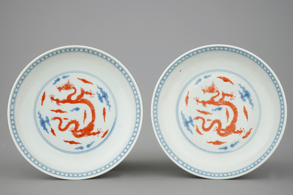 Une paire d'assiettes aux dragons en porcelaine de Chine bleu et blanc et rouge de fer, marque de Yongzheng mais prob. 19&egrave;me