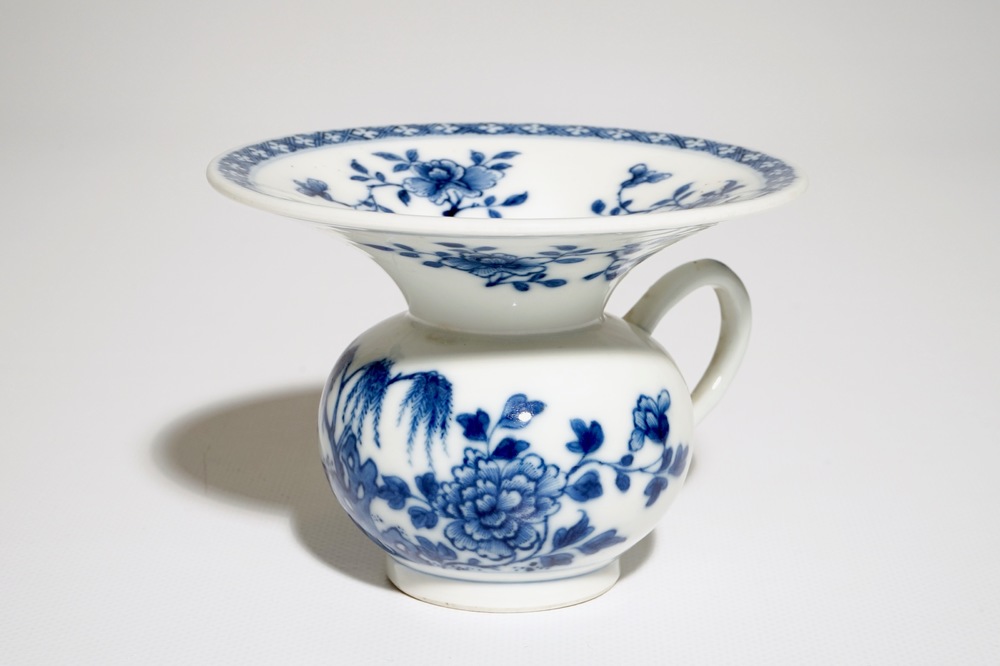 Een Chinese blauw-witte kwispedoor met floraal decor, Qianlong