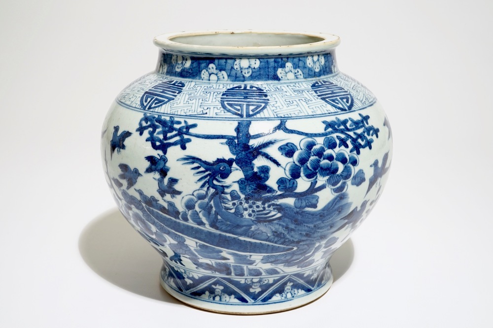 Un vase de forme balustre en porcelaine de Chine bleu et blanc &agrave; d&eacute;cor de ph&eacute;nix et symboles shou, 19&egrave;me