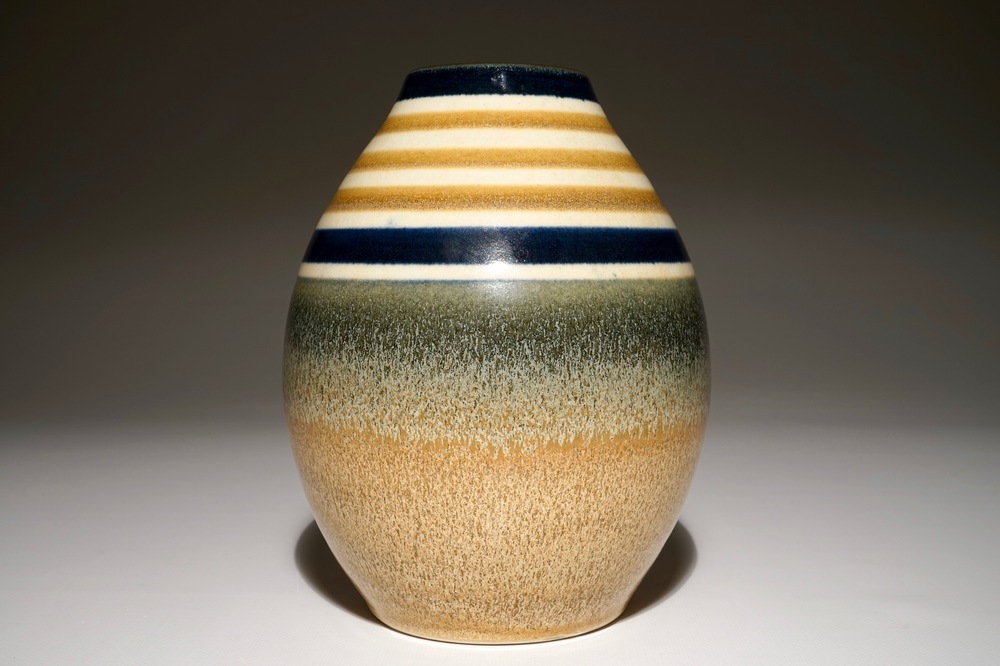 Un vase en gr&egrave;s &agrave; d&eacute;cor minimaliste, Charles Catteau pour Boch Fr&egrave;res Keramis, ca. 1933