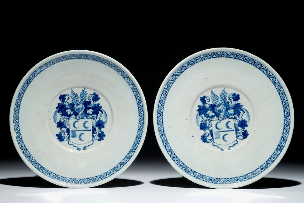 Une paire d'assiettes armori&eacute;es en fa&iuml;ence de Delft bleu et blanc, 17&egrave;me