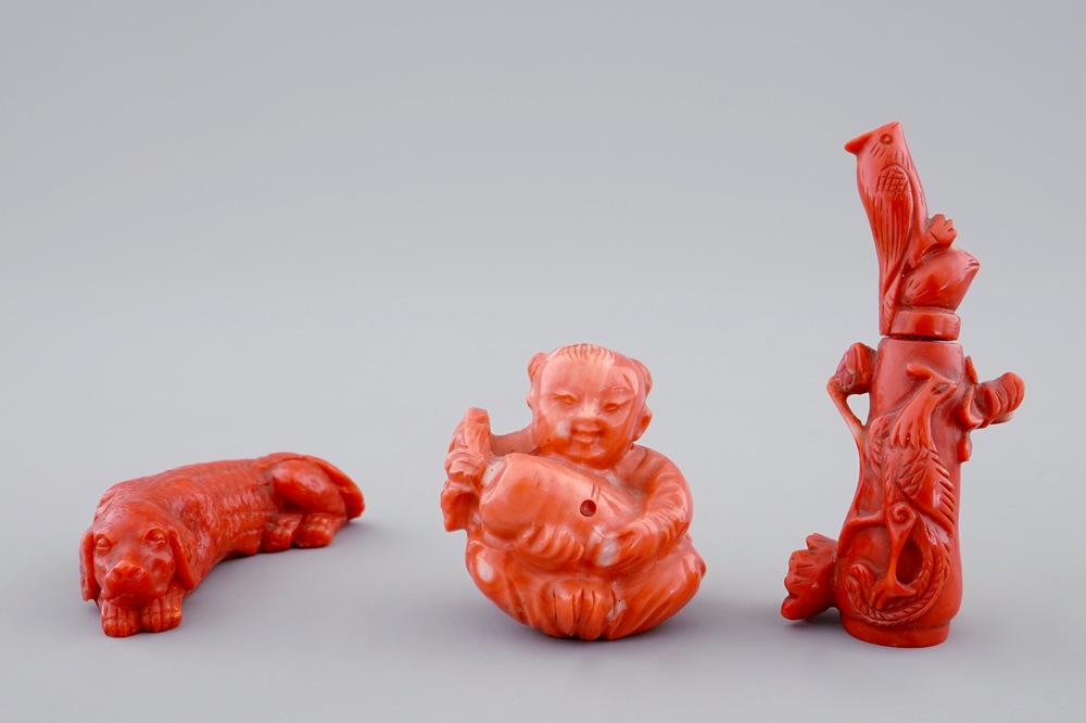 Trois oeuvres en corail rouge incl. une tabati&egrave;re, Chine, 19/20&egrave;me