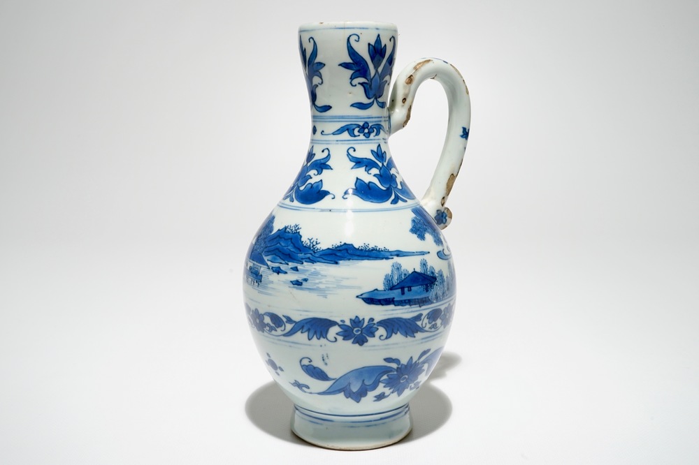 Une verseuse en porcelaine de Chine bleu et blanc &agrave; d&eacute;cor de paysages, &eacute;poque Transition, Chongzhen