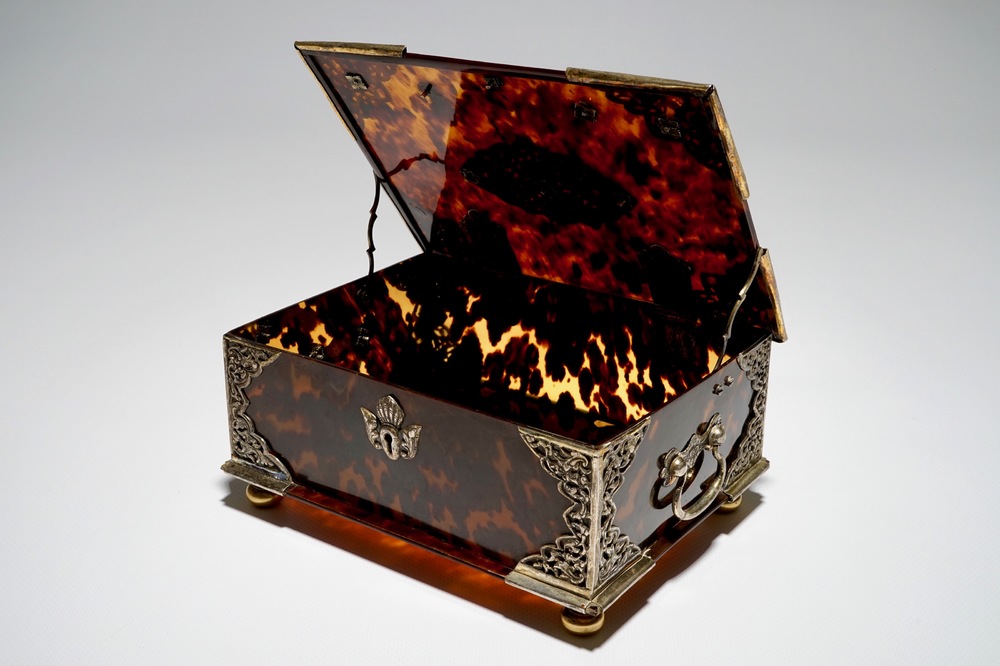 A Dutch colonial tortoise-shell and silver-mounted sirih casket, 17/18th C.