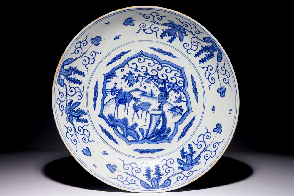 Een grote Chinese blauw-witte schotel met herten en een aap, Ming, Jiajing