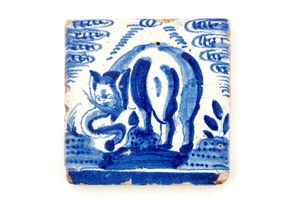 Un carreau en fa&iuml;ence de Delft bleu et blanc &agrave; d&eacute;cor d'un &eacute;l&eacute;phant, Rotterdam, vers 1620