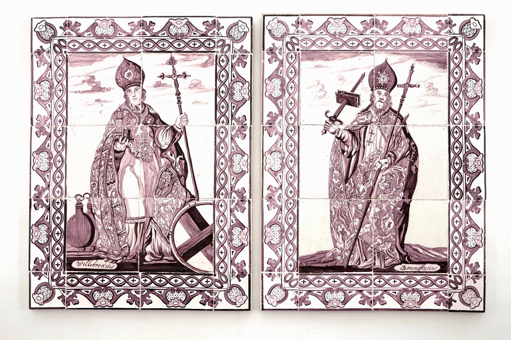 Une paire de tableaux de carreaux en fa&iuml;ence de Delft mangan&egrave;se aux Saints Willibrord et Boniface, fin du 18&egrave;me