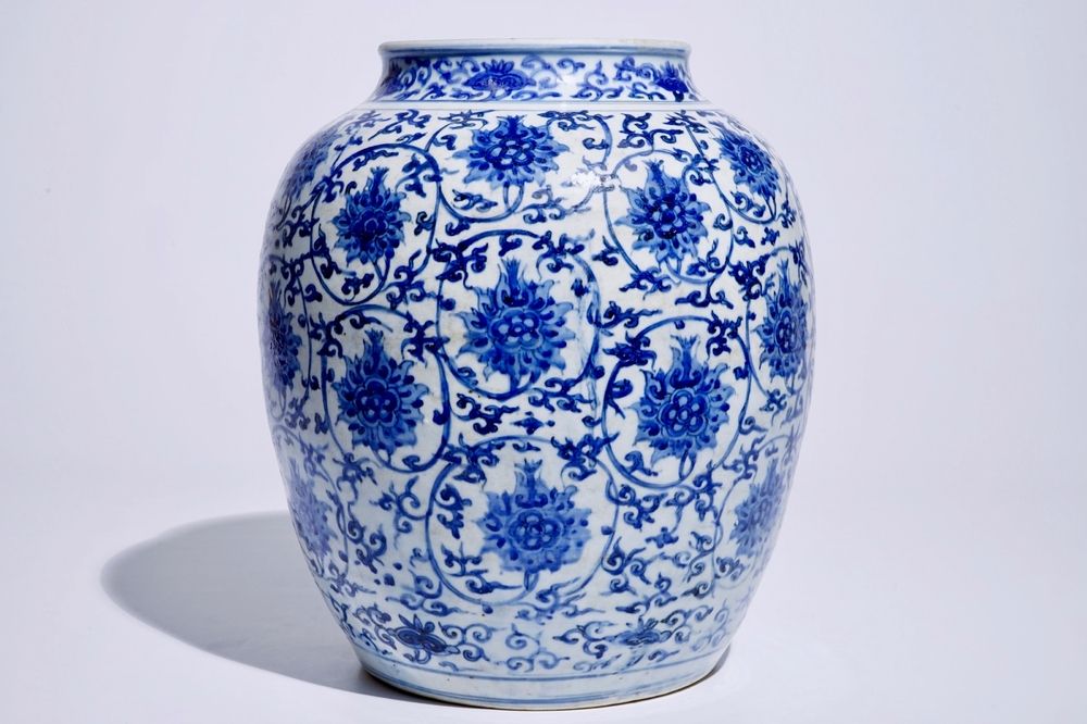 Een Chinese blauw-witte vaas met lotusdecor, Ming, Wanli