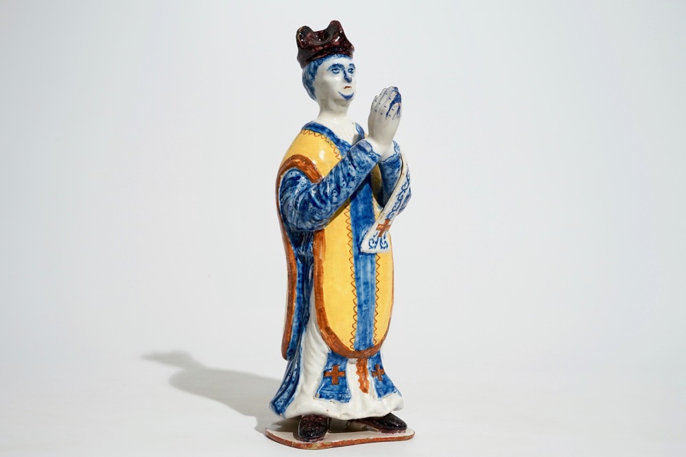 Een grote polychrome Delftse figuur van een priester, 18e eeuw