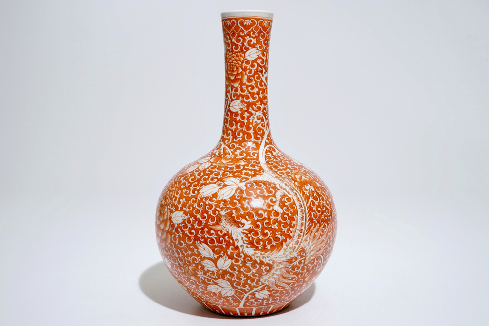 Un vase bouteille aux ph&eacute;nix en porcelaine de Chine en rouge de fer et dor&eacute;, 19/20&egrave;me
