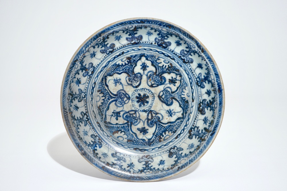 Une assiette en porcelaine de Chine bleu et blanc, Ming, Hongzhi