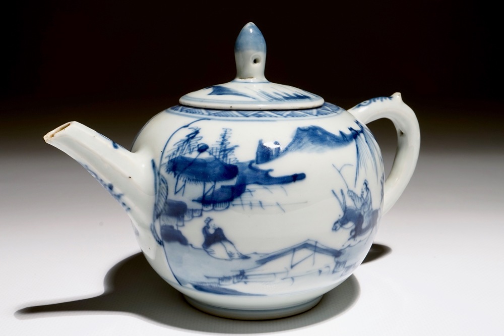 Une th&eacute;i&egrave;re en porcelaine de Chine bleu et blanc &agrave; d&eacute;cor d'un sage, Kangxi