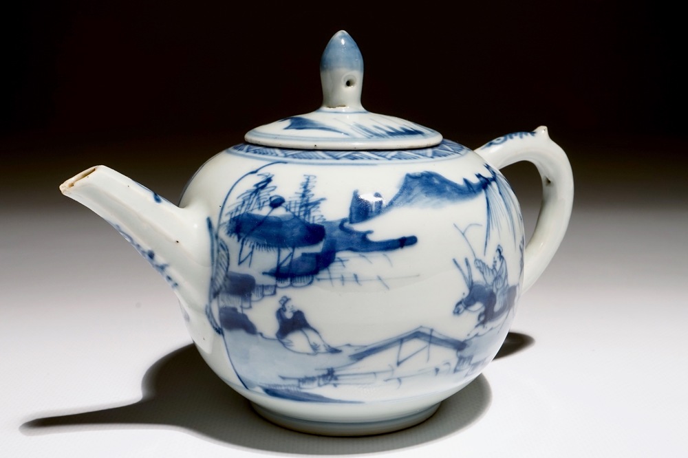 Een Chinese blauw-witte theepot met een wijze op een ezel, Kangxi