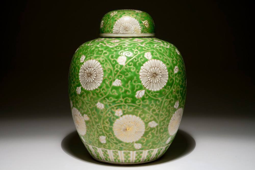 Un pot &agrave; gingembre couvert en porcelaine de Chine en citron vert et dor&eacute;, 19/20&egrave;me