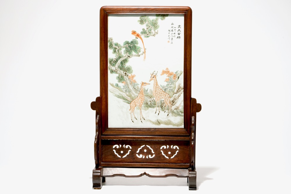 Un &eacute;cran de table avec une plaque en porcelaine de Chine qianjiang cai, 19/20&egrave;me