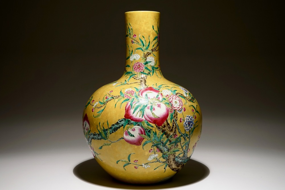 A Chinese famille rose tianqiuping bottle vase with 9 peaches design on a dark yellow ground, 19/20th C.