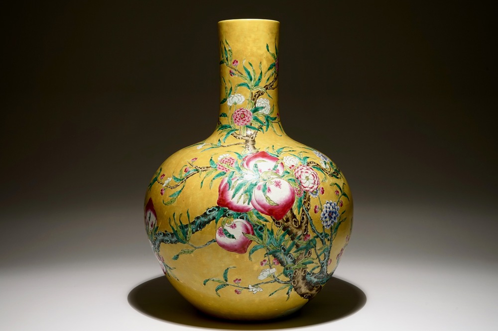 Un vase en porcelaine de Chine famille rose sur fond jaune fonc&eacute; &agrave; d&eacute;cor de 9 p&ecirc;ches, 19/20&egrave;me