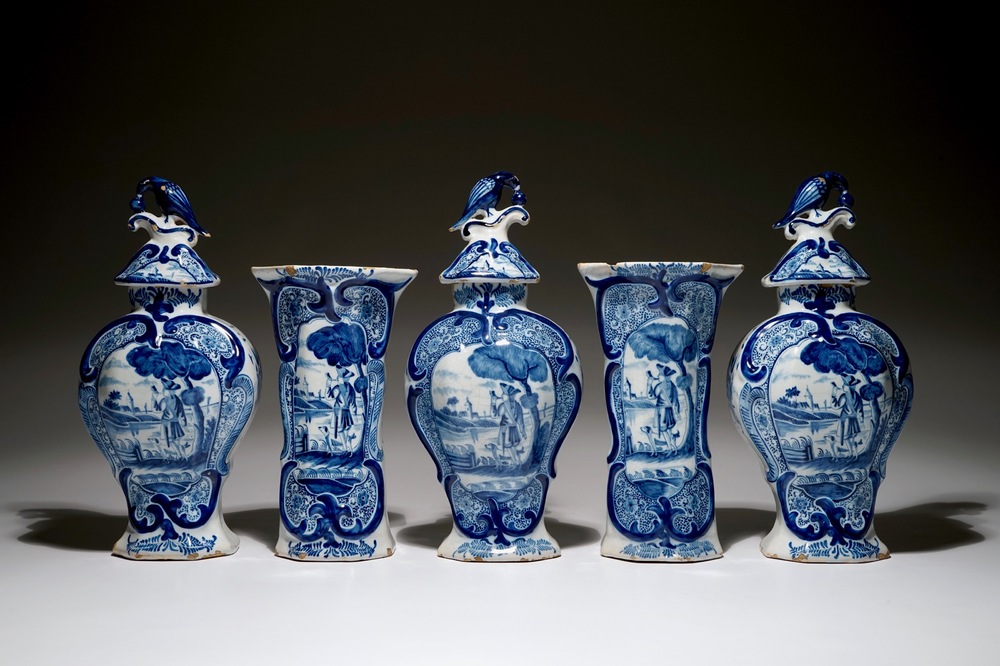 Une garniture de cinq vases en fa&iuml;ence de Delft bleu et blanc, 19&egrave;me