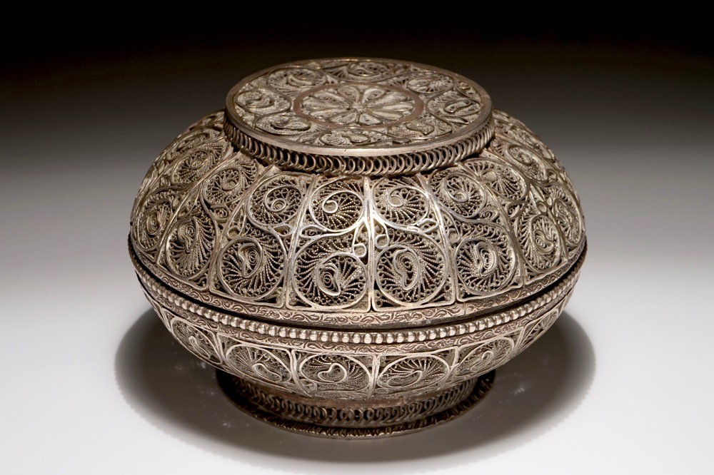 A Chinese filigree silver bowl and cover, 19th C.