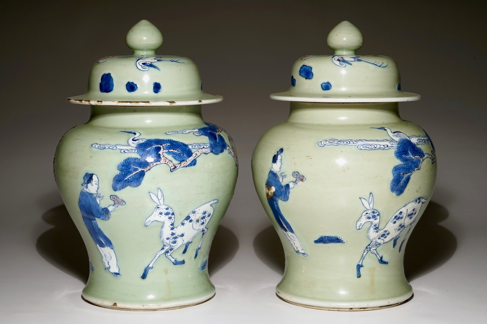 Een paar Chinese celadon, koperrood en onderglazuur blauw dekselvazen, Kangxi