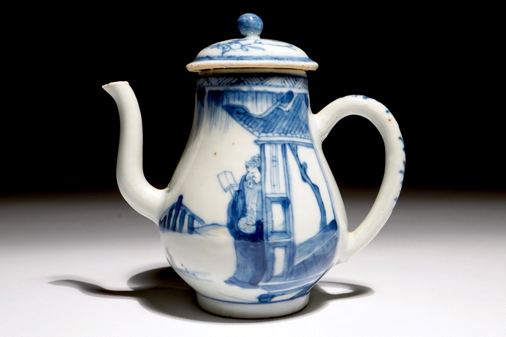 Une th&eacute;i&egrave;re en porcelaine de Chine bleu et blanc &agrave; d&eacute;cor de personnages, Yongzheng