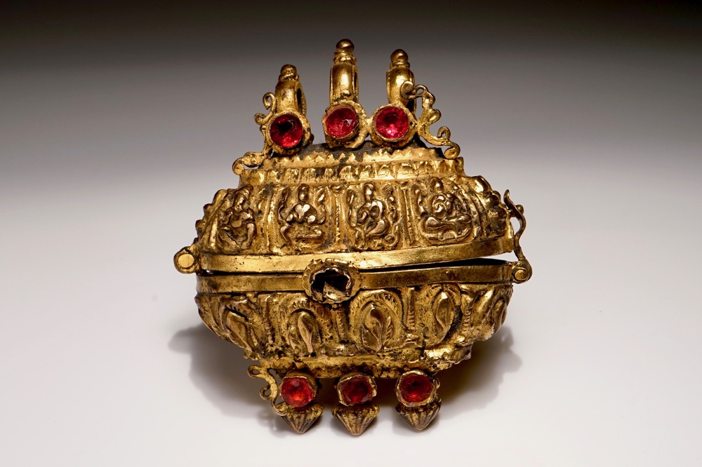 A gilt bronze amulet box with coloured glass inlay, India, 18th C.