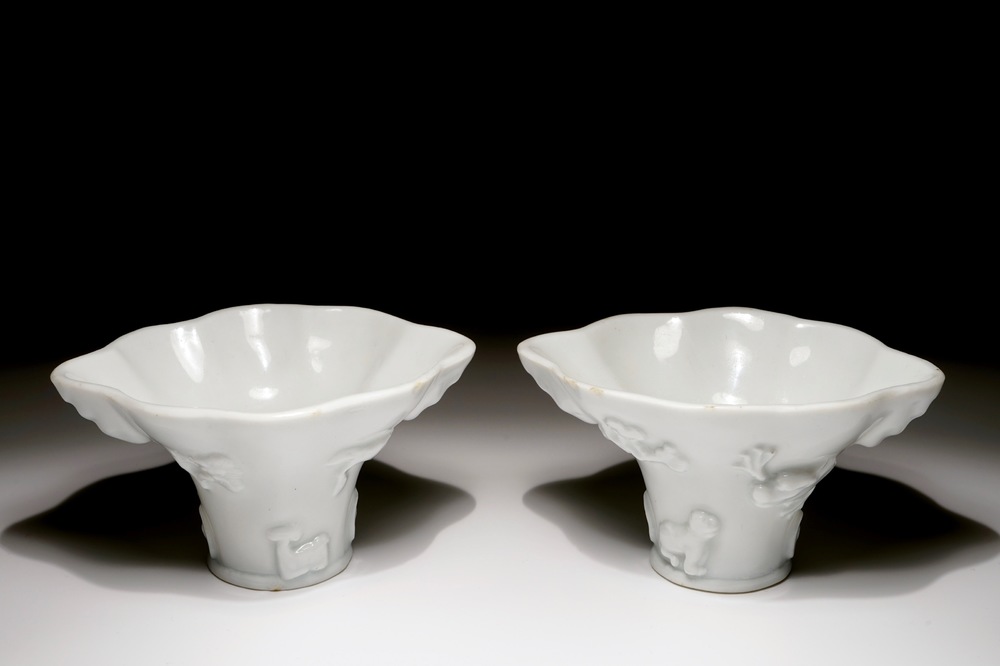 Une paire de coupes libatoires en porcelaine blanc de Chine, Kangxi