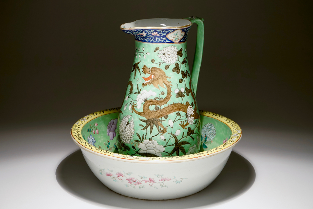 Une grande aigui&egrave;re et son bassin en porcelaine de Chine aux dragons noirs sur fond citron vert, 19&egrave;me