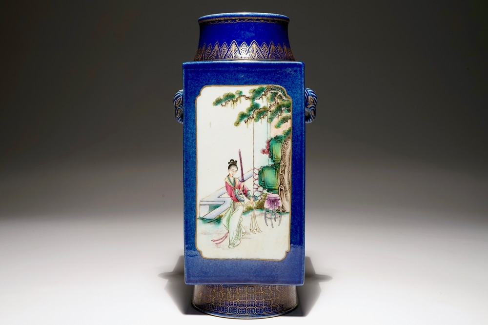Un vase de type cong en porcelaine de Chine famille rose &agrave; fond bleu poudr&eacute;, 19&egrave;me