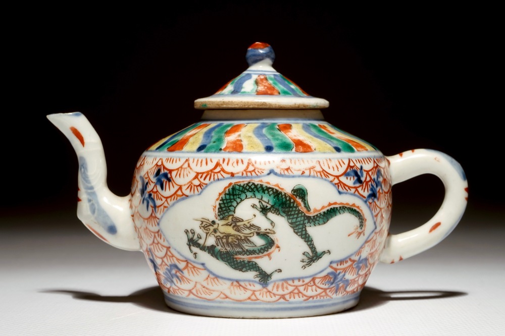 Een Chinese wucai theepot met draak, 19e eeuw