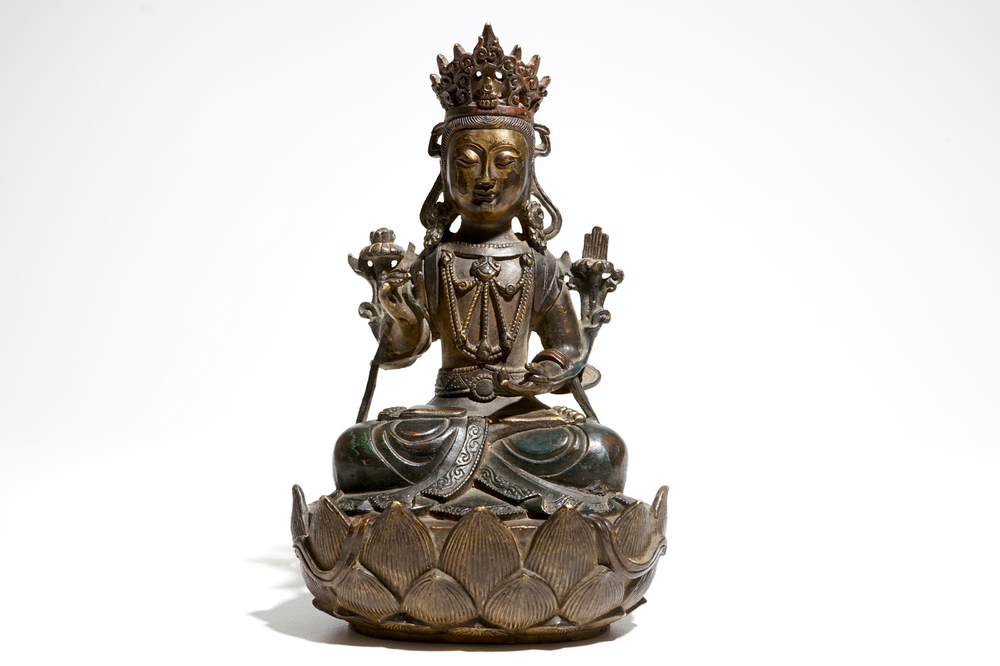 Een Chinese bronzen figuur van Bodhisattva met inscriptie en datering, Ming
