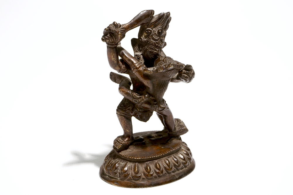 Een Sino-Tibetaanse bronzen figuur van Mahakala met Sakti, 19e eeuw