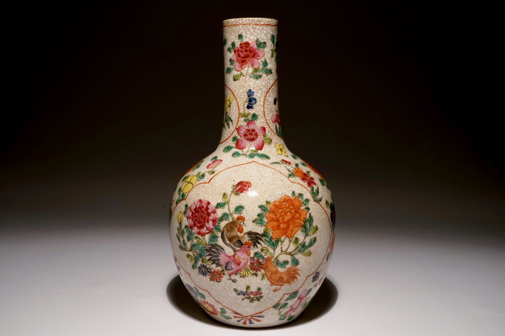 A Chinese famille rose crackle glaze vase with roosters, 19/20th C.