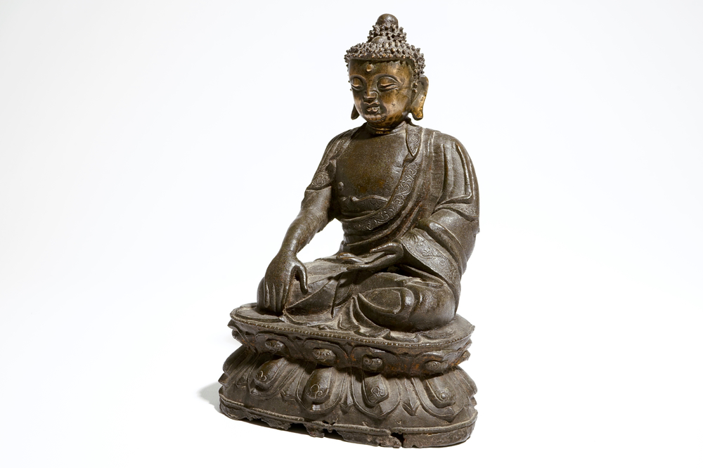 Een Chinese bronzen figuur van een gezeten Boedhha Shakyamuni, Ming