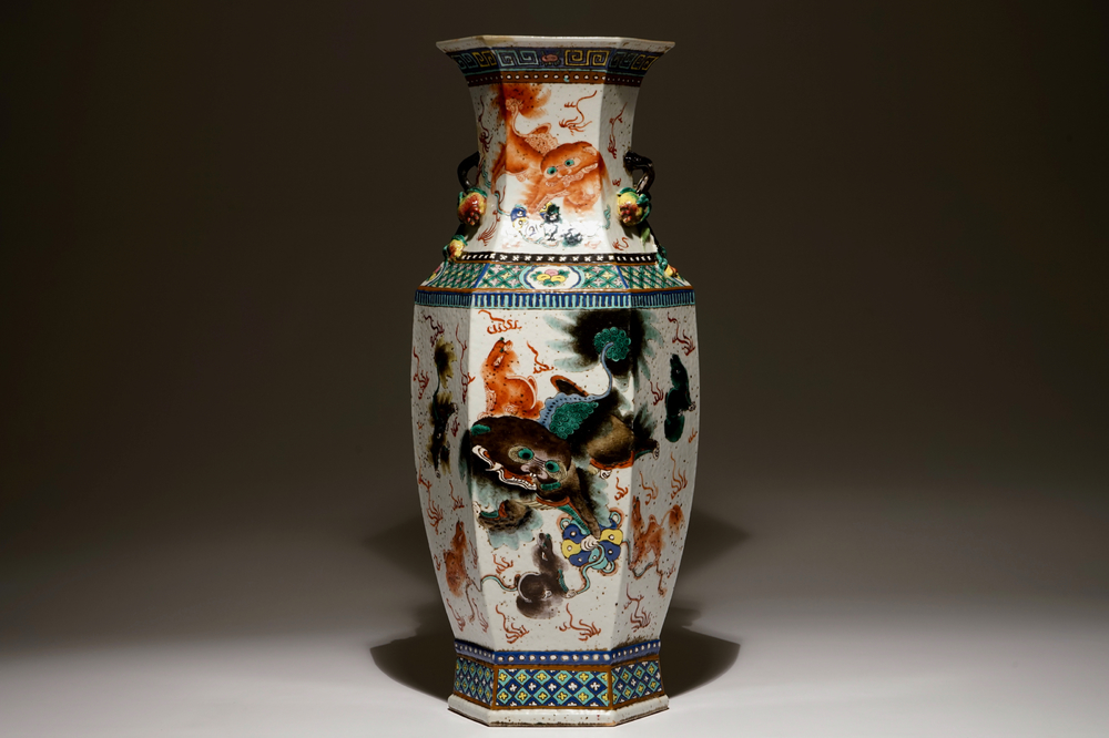 A Chinese hexagonal famille verte vase with buddhist lions, 19th C.