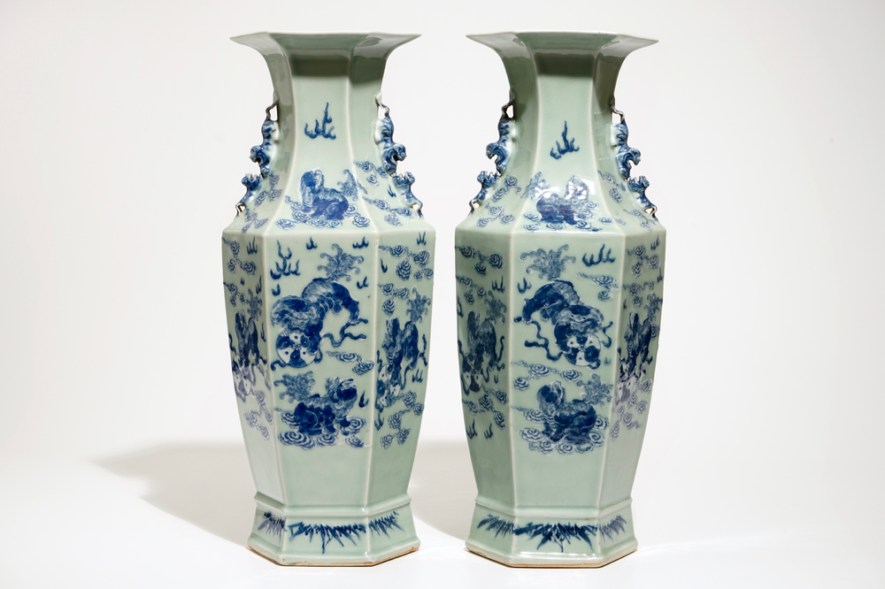 Une paire de vases hexagonaux en porcelaine de Chine bleu et blanc &agrave; d&eacute;cor de lions bouddhistes, 19&egrave;me