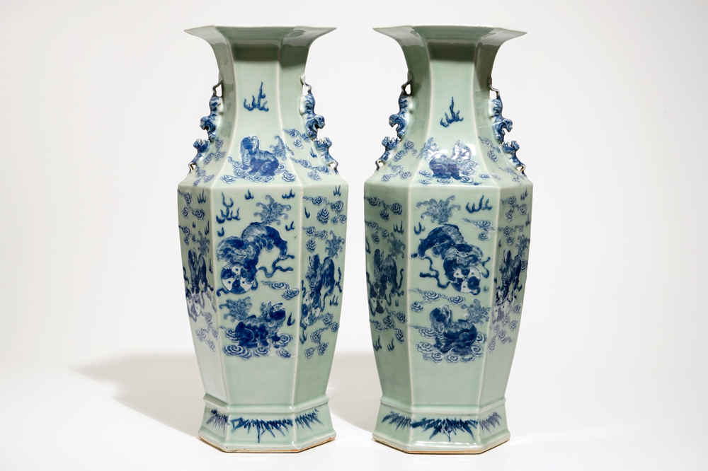 Een paar Chinese hexagonale blauw-witte op celadon fond vazen met tempelleeuwen, 19e eeuw