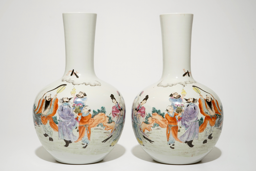 Une paire de vases de forme tianqiuping en porcelaine de Chine famille rose, 20&egrave;me