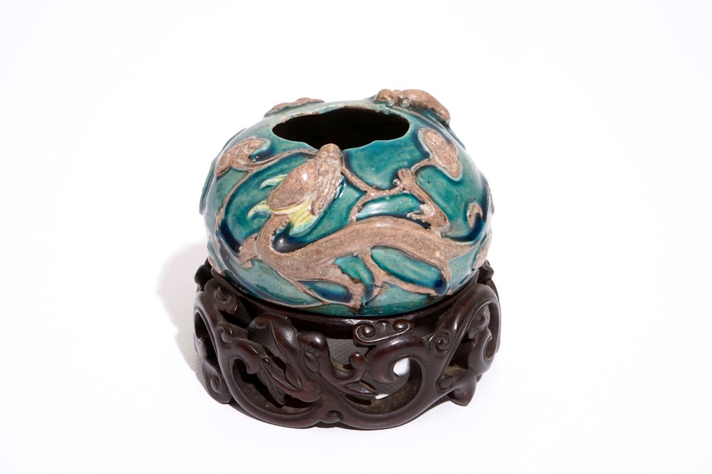 Un lave-pinceaux en porcelaine de Chine &agrave; d&eacute;cor en relief de dragons et lingzhi, 19/20&egrave;me
